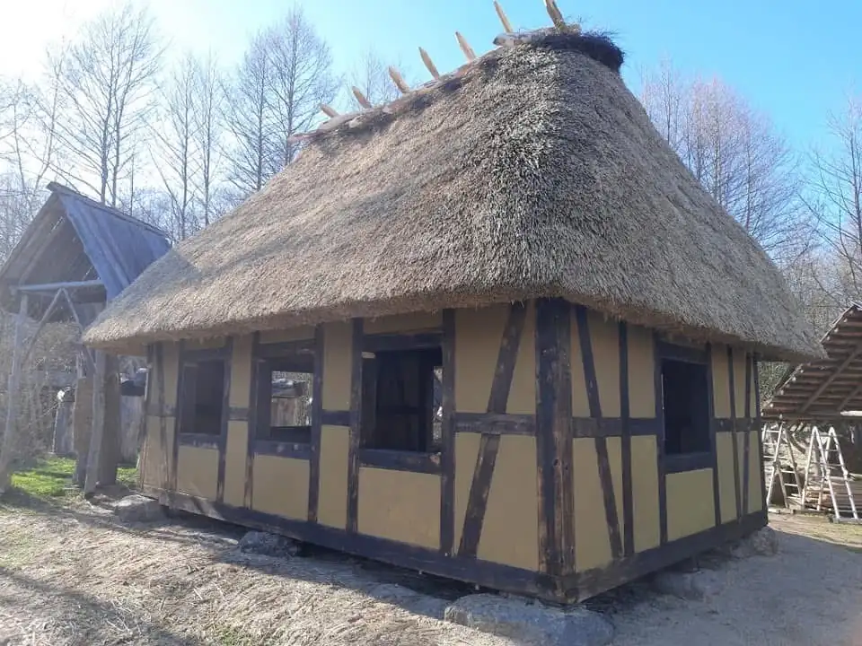 Chata z muru pruskiego pod strzechą