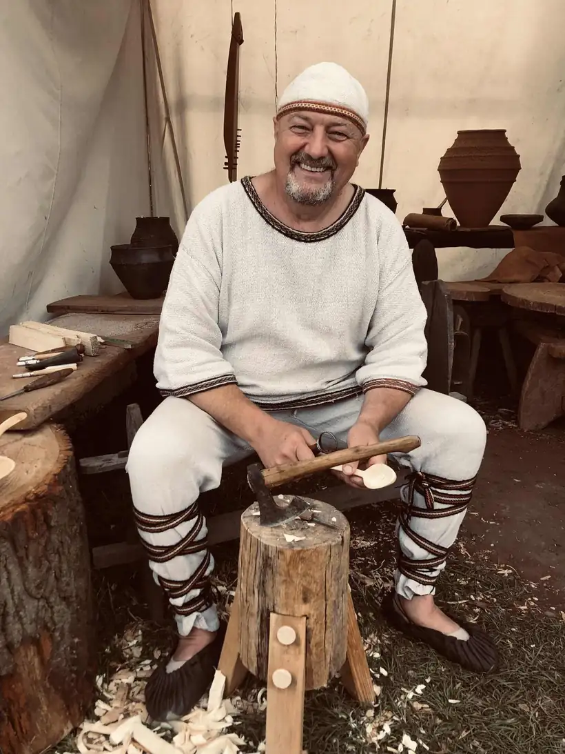 Aliaksandr Kurban rzeźbi drewnianą łyżkę