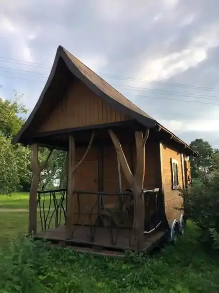 Pierwsza sauna: ganek z gałęzi